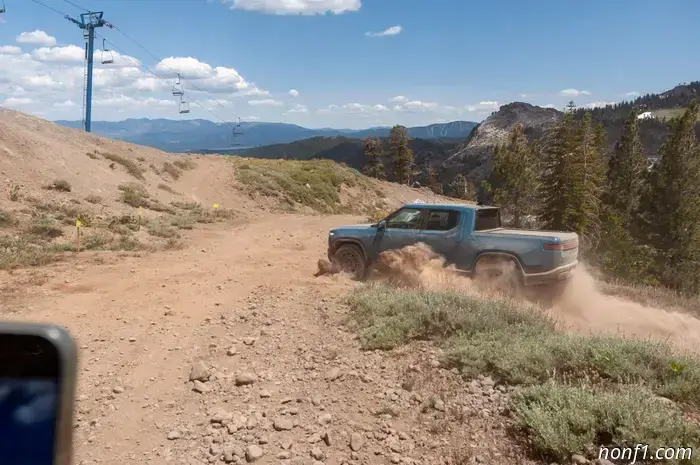 Kick turn Rivian поднимает 360-градусный танковый разворот на совершенно новый уровень: действительно полезный