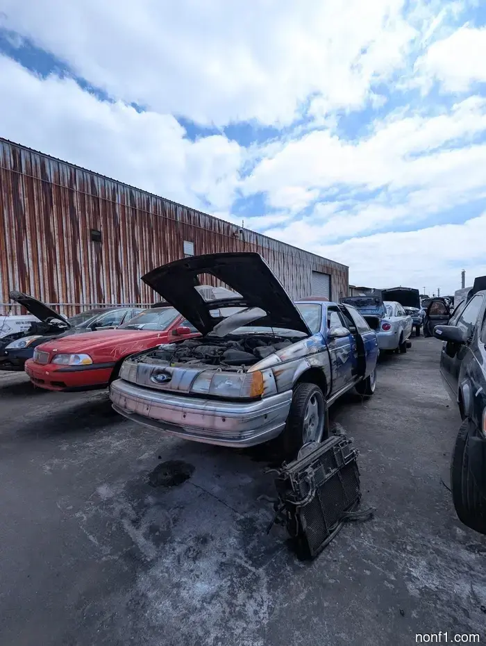 ‘Pimp My Ride’ Ford Taurus acaba de llegar a un desguace Pick-Your-Part en California