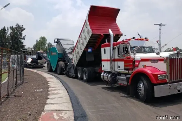 Reconstruction has begun on the highway in Mexico City.