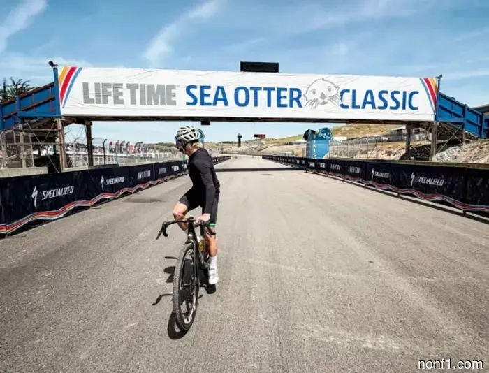 Bottas montó en bicicleta por Laguna Seca.