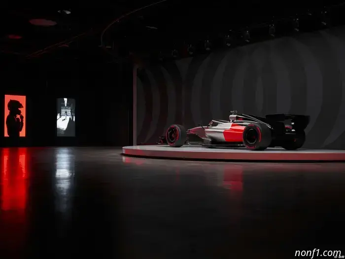 Audi стала первой командой, которая вывела на трассу реальную машину Формулы-1 2026 года.