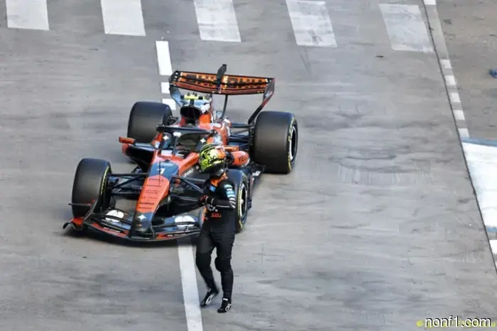 El equipo McLaren ha sido multado con 30 mil euros.