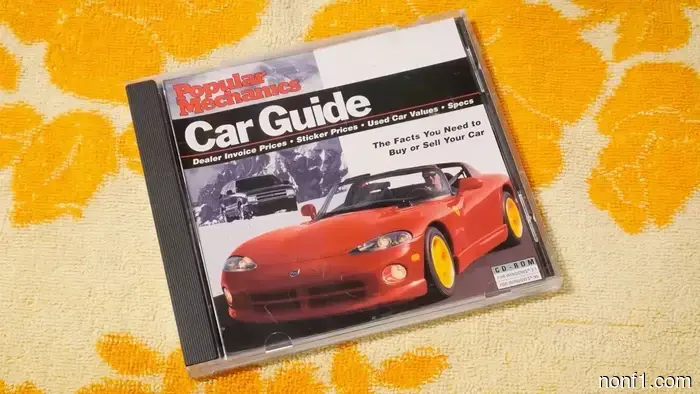 Este CD 'Guía de Coches' de 1996 te permitió construir y fijar el precio de cualquier coche sin necesidad de Internet.