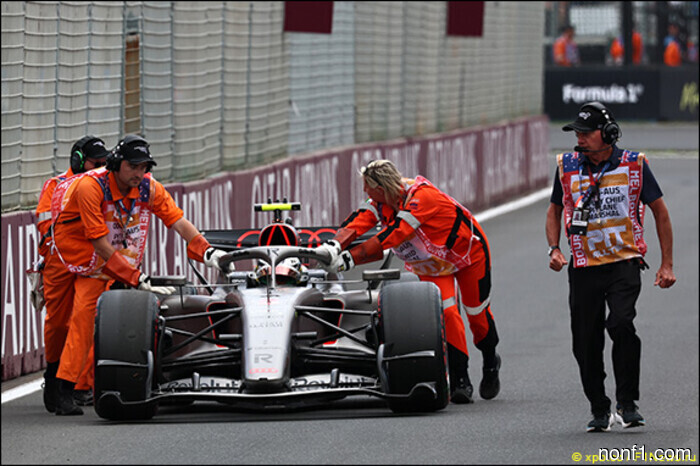 Гран-при Австралии: Пол-позиция у Рассела.