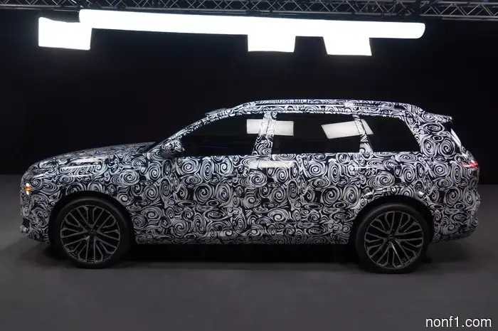 El Audi Q9 Flagship 2027 tiene portavasos lo suficientemente grandes para un Stanley y un sistema de sonido que vibra tu asiento.