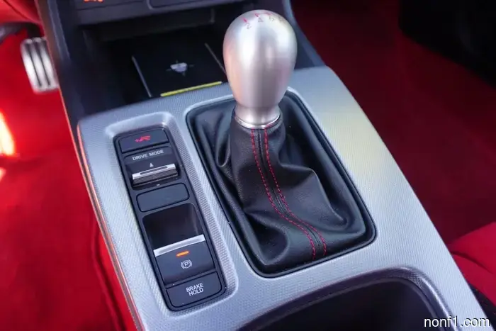 Honda продолжит производить автомобили с ручным управлением, несмотря на то, что спрос на них снижается, говорит руководитель.