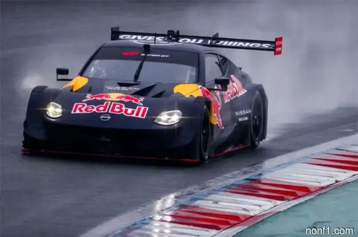 Max Verstappen conduce un Nissan en Fuji