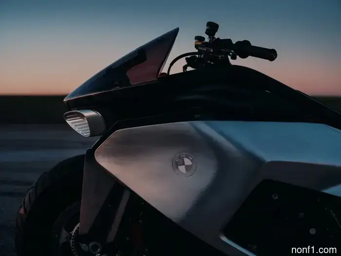 Los tubos de escape radicales del concepto Vision K18 de BMW parecen propulsores de nave estelar.