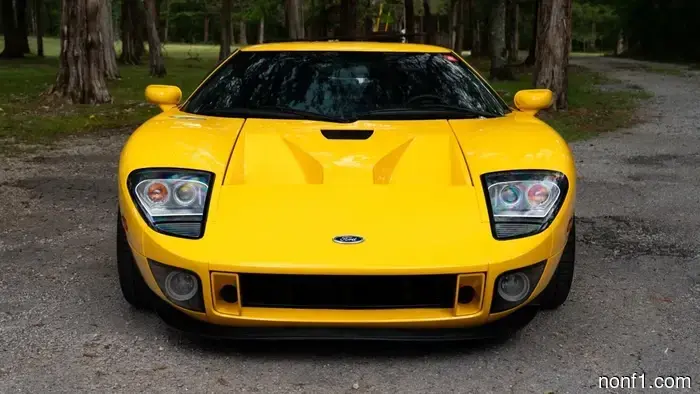 Solo dos Ford GT amarillos 2006 salieron de la fábrica sin franjas, y uno está a la venta.