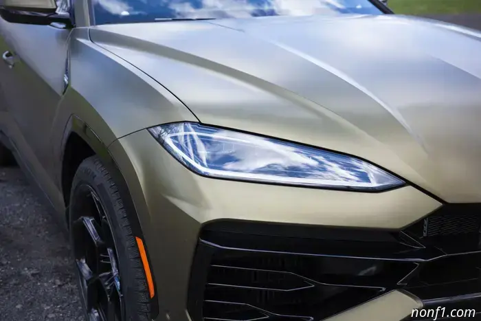 Обзор Lamborghini Urus SE 2025 года выпуска: Невероятно глупый супер-внедорожник