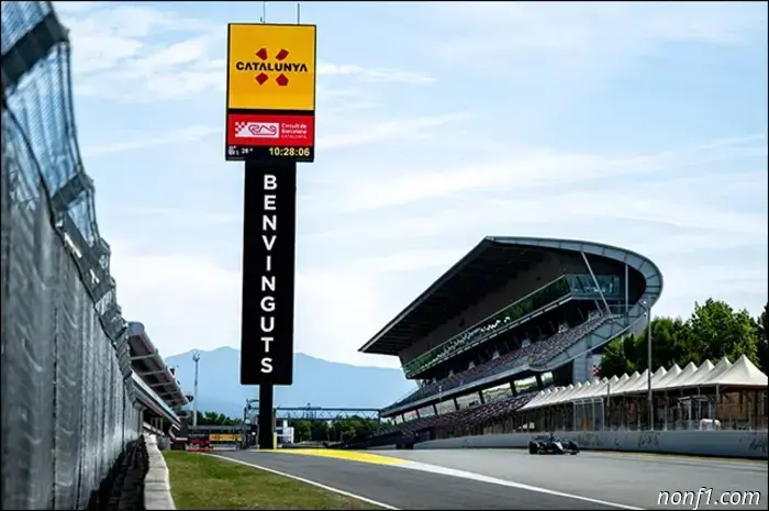 Mercedes и Racing Bulls провели день на испытаниях Pirelli.