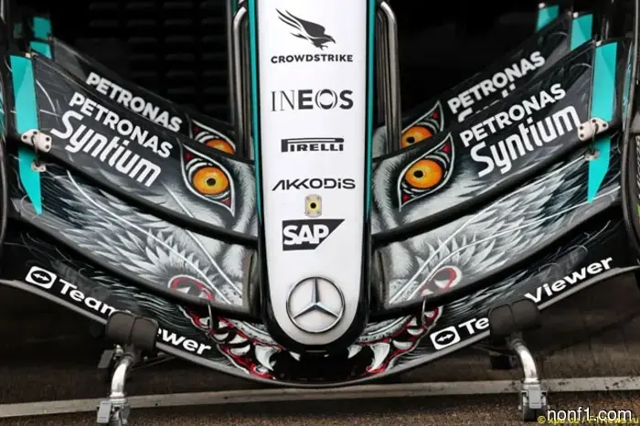 В Mercedes модифицировали конструкцию переднего антикрыла.