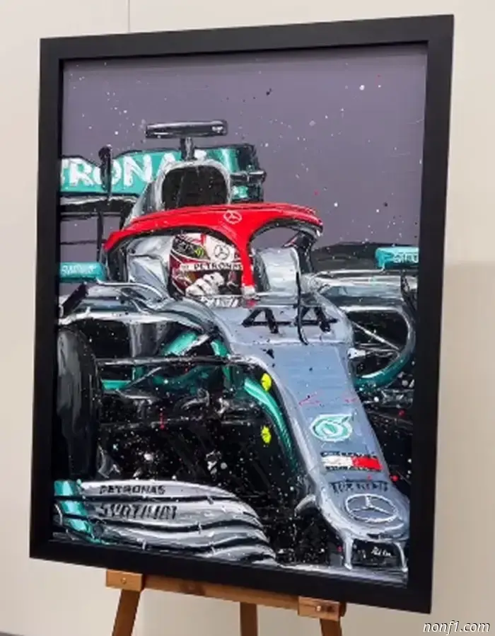 Hamilton gave a farewell gift to Mercedes employees