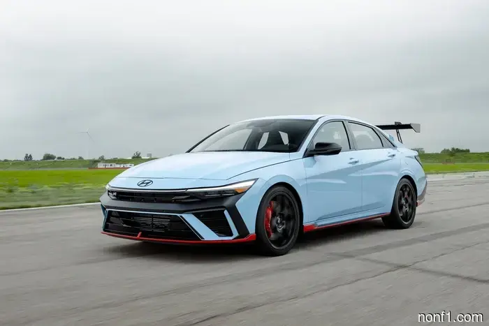 El Hyundai Elantra N TCR más picante sigue costando $7,500 menos que un Civic Type R.