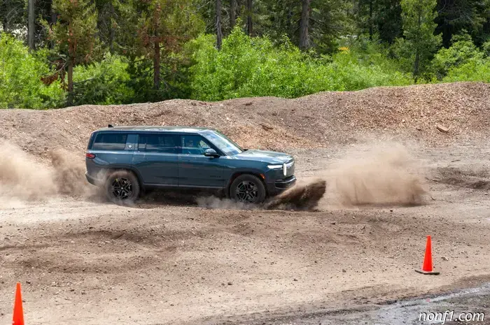 Kick turn Rivian поднимает 360-градусный танковый разворот на совершенно новый уровень: действительно полезный