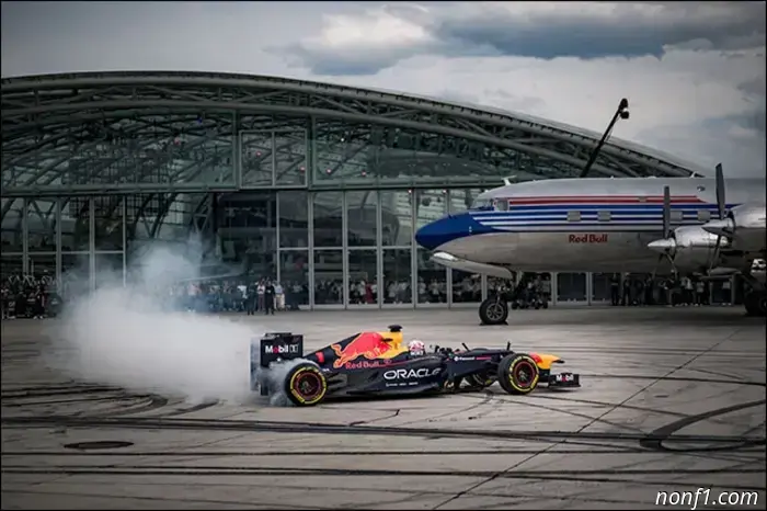 Ферстаппен сел за руль RB8 в зальцбургском аэропорту.