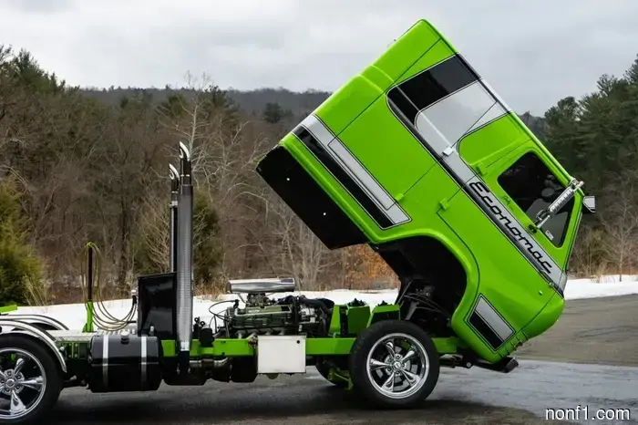 Alguien convirtió una vieja furgoneta Ford en un mini semi y es fantástico.