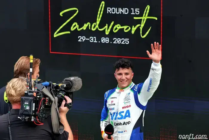 Hadjar se acerca a un asiento en Red Bull mientras Marko lo califica como 'pequeño Prost'.
