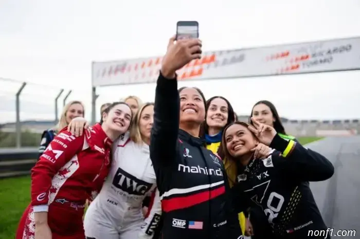 Формула E: Хлоя Чэмберс показала лучшее время среди женщин на тестах.