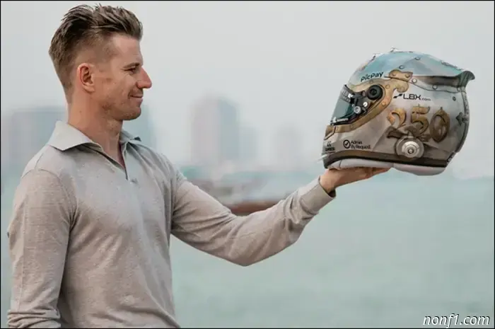 Nico Hülkenberg presentó un casco para Abu Dabi.