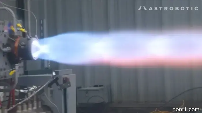 Просто посмотрите на спиральное exhaust пламя, выбрасываемое этим ротационным детонационным ракетным двигателем.