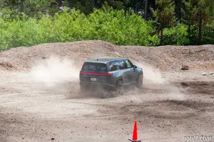 Kick turn Rivian поднимает 360-градусный танковый разворот на совершенно новый уровень: действительно полезный