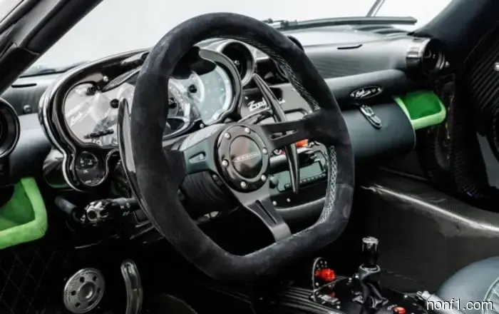 A Alonso le entregaron un exclusivo roadster Pagani Zonda.
