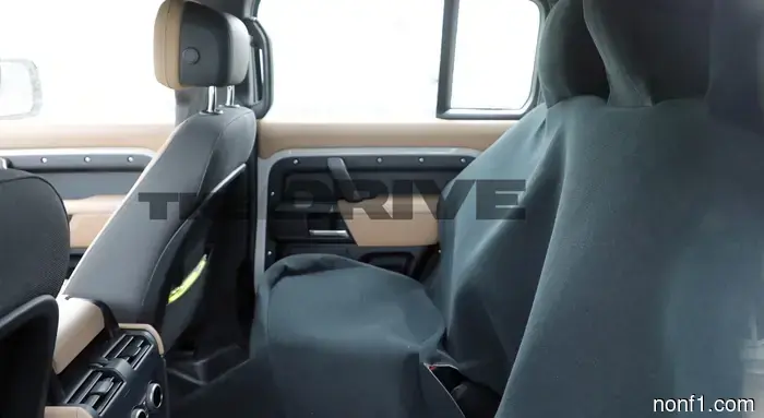 Espiado: El Land Rover Defender 110 está recibiendo asientos tipo capitán en la segunda fila.