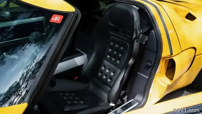 Solo dos Ford GT amarillos 2006 salieron de la fábrica sin franjas, y uno está a la venta.