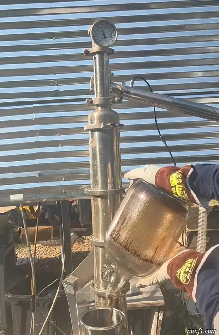 Este tipo está fabricando 'gasolina' casera a partir de plástico viejo y energía solar.