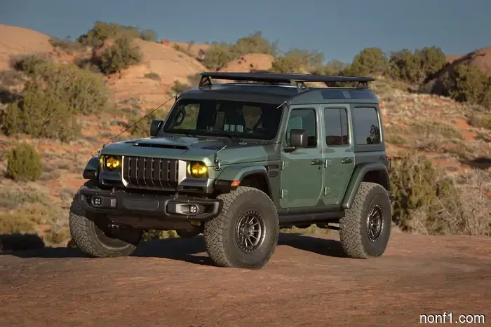 Jeep está construyendo un Wrangler Scrambler SRT con techo desmontable, asientos traseros orientados hacia atrás y probablemente un V8.