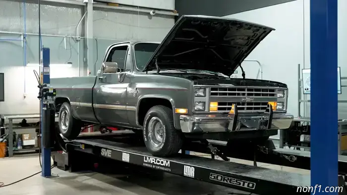 Hay un Ford Godzilla V8 "Rowdy" de 7,3 L en este clásico Chevy C10