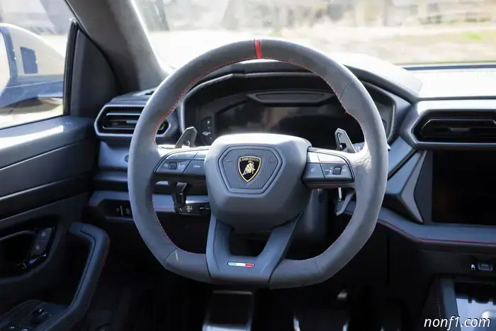 Обзор Lamborghini Urus SE 2025 года выпуска: Невероятно глупый супер-внедорожник