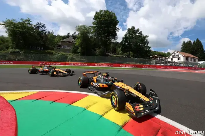 Piastri lidera el duelo de McLaren mientras el campo se centra en 2026