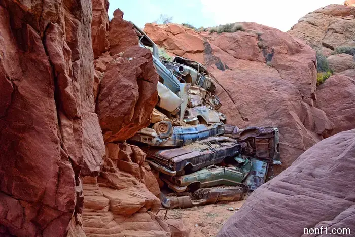 Cómo docenas de coches clásicos terminaron apilados como leña en un cañón de Utah