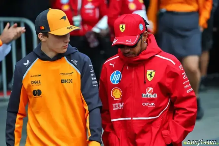 Óscar Piastri se fija en Ferrari.