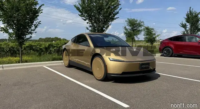 Два Tesla Cybercab только что приземлились в Миннеаполисе. Никто не знает, почему.