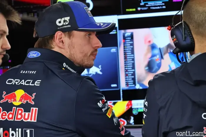 Mekies mantiene conversaciones con Verstappen tras el enfrentamiento con los medios