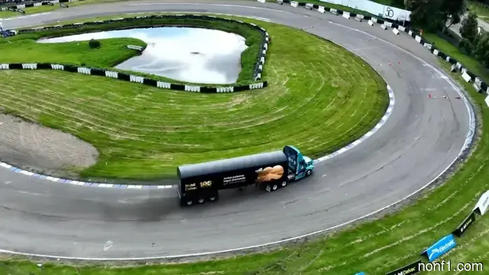 Crazy Semi-Truck Racing Event Features Trailer-On Time Attack