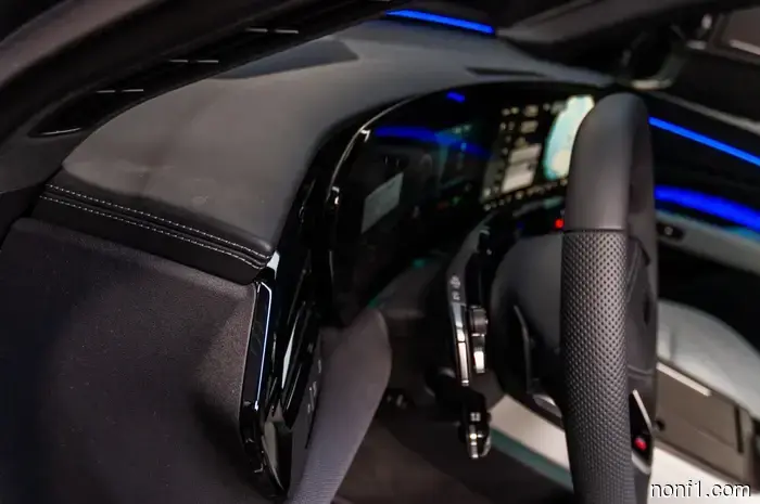 El Audi Q9 Flagship 2027 tiene portavasos lo suficientemente grandes para un Stanley y un sistema de sonido que vibra tu asiento.
