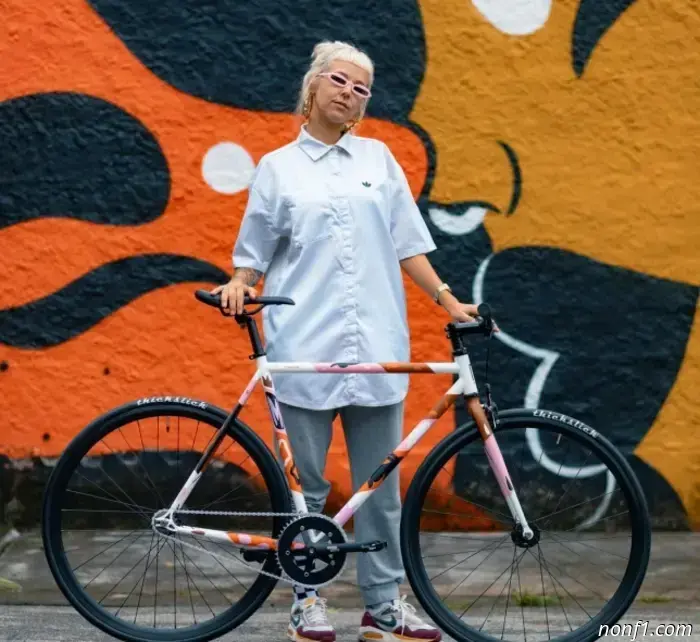 Racing Bulls зовет на художественное мероприятие.