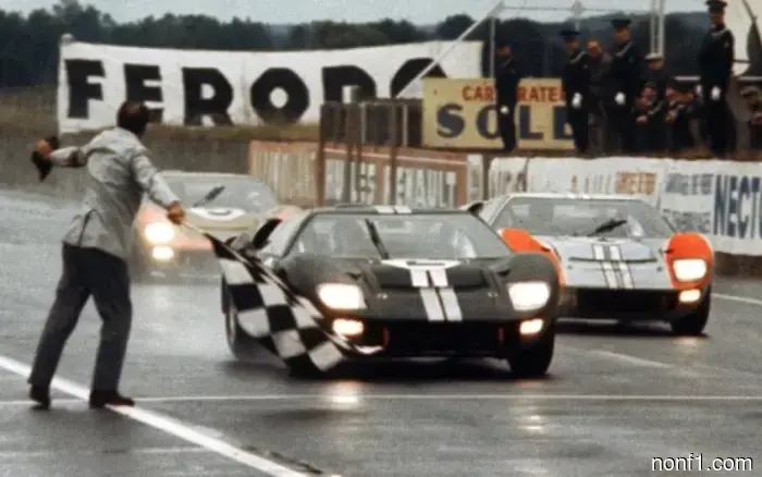 Liam Lawson en Goodwood pilota un histórico Ford GT40