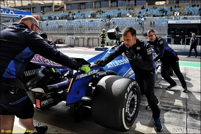 George Russell takes the lead on the third day of tests