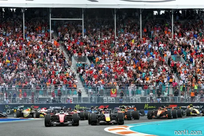 V8 states 'will occur', Sainz responds with 'stop the criticism'.