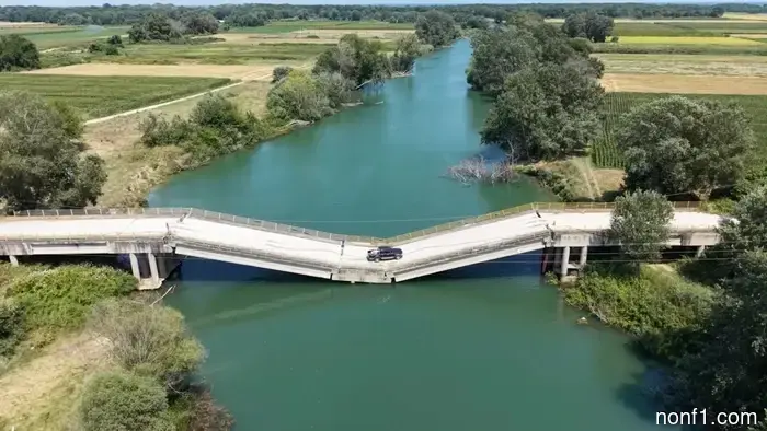 Los locales siguen conduciendo por este puente agrietado porque es más rápido que el desvío.