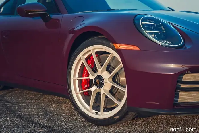 Оценка: Porsche 911 Carrera S 2027 года возвращает механическую трансмиссию