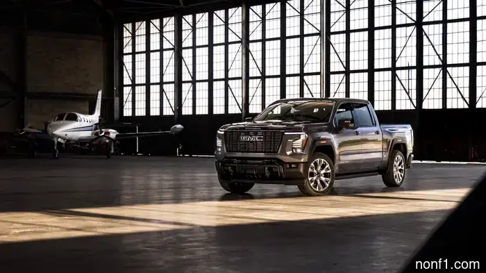 2027 GMC Sierra se vuelve aún más elegante con pantalla articulada y altavoces en los reposacabezas.