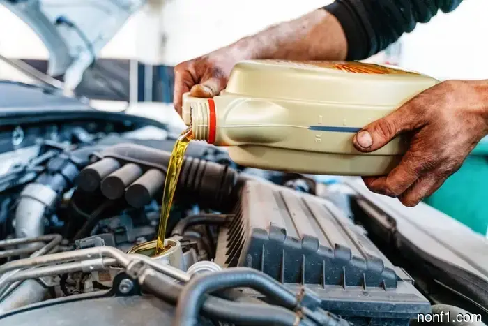 La viscosidad del aceite mantiene vivo tu motor. Un científico acaba de encontrar su 'límite cósmico absoluto'.