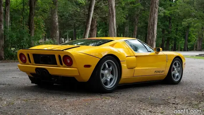 Solo dos Ford GT amarillos 2006 salieron de la fábrica sin franjas, y uno está a la venta.