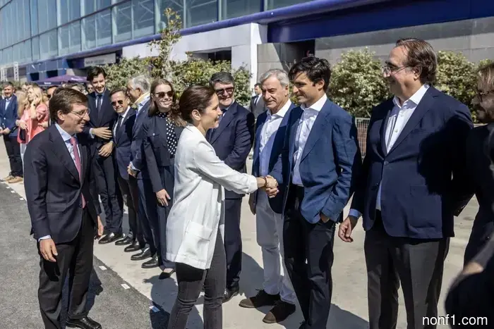 Sainz sorprendió que la FIA aprobara la curva peraltada de Madrid.